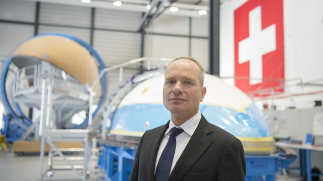 Urs Breitmeier in der neuen Spacehalle in der Ruag-Produktion im Emmen. Urs Breitmeier in der neuen Spacehalle in der Ruag-Produktion im Emmen.