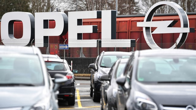Autos vor Opel-Logo. Autos vor Opel-Logo.