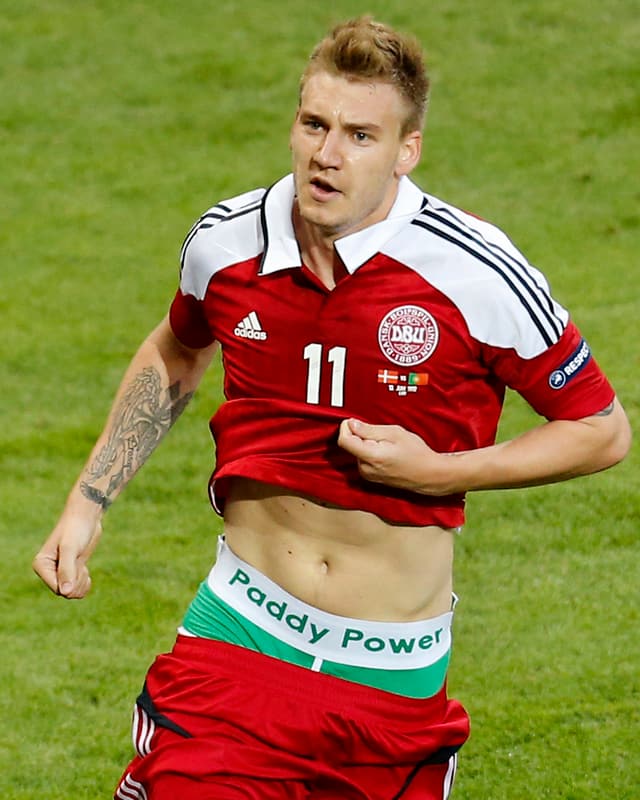 Nicklas Bendtner zeigt seine Unterhose in die Kameras. Nicklas Bendtner zeigt seine Unterhose in die Kameras.