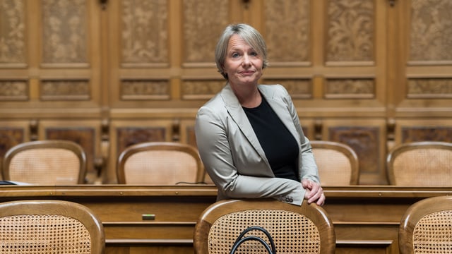 Elisabeth Schneider-Schneiter lehnt an einen Stuhl. Elisabeth Schneider-Schneiter lehnt an einen Stuhl.