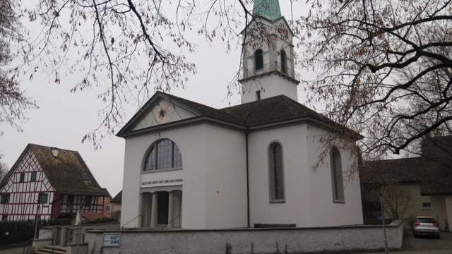 Historischer Ortskern von Zürich-Albisrieden mit Kirche, altem Riegelhaus und Linde. Historischer Ortskern von Zürich-Albisrieden mit Kirche, altem Riegelhaus und Linde.