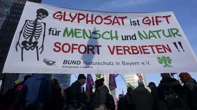 Ein Transparent an einer Demonstration mit der Aufschrift «Glyphosat ist Gift für Mensch und Natur: Sofort verbieten!" Ein Transparent an einer Demonstration mit der Aufschrift «Glyphosat ist Gift für Mensch und Natur: Sofort verbieten!"