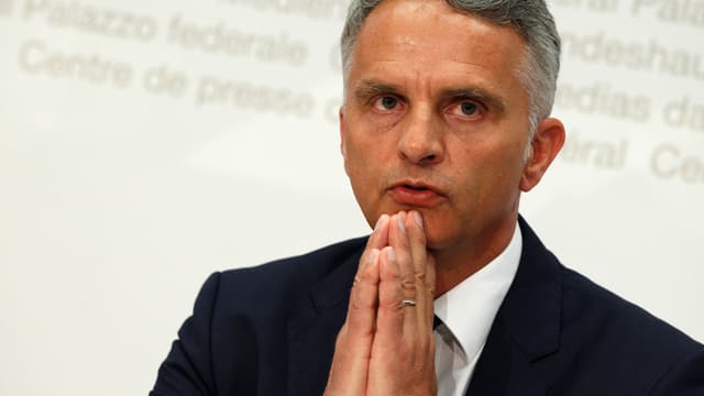 Bundesrat Didier Burkhalter mit aneinandergelegten Handflächen wie zum Gebet. Bundesrat Didier Burkhalter mit aneinandergelegten Handflächen wie zum Gebet.