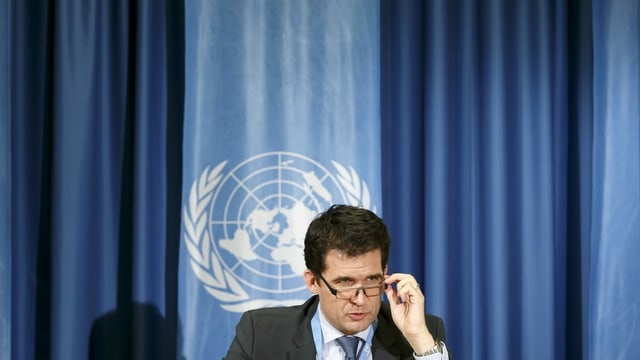 Nils Melzer vor UNO-Flagge Nils Melzer vor UNO-Flagge