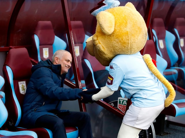 Maskottchen Bella begrüsst Mourinho.