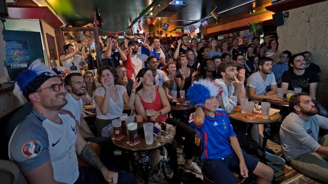 Menschen beim Public Viewing Menschen beim Public Viewing