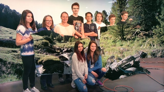 Scolaras e scolars da l'otgavla classa da Samedan en il studio dal Radio Rumantsch. Scolaras e scolars da l'otgavla classa da Samedan en il studio dal Radio Rumantsch.