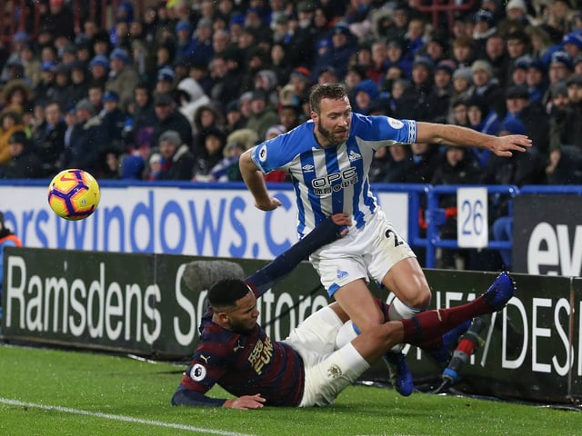 Jamaal Lascelles von Newcastle foult Laurent Depoitre von Huddersfield.