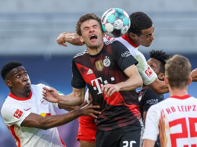 Thomas Müller mit offenem Mund bei einem Kopfball.