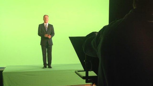Moderator Reto Lipp steht auf Podest im Greenbox-Studio Moderator Reto Lipp steht auf Podest im Greenbox-Studio