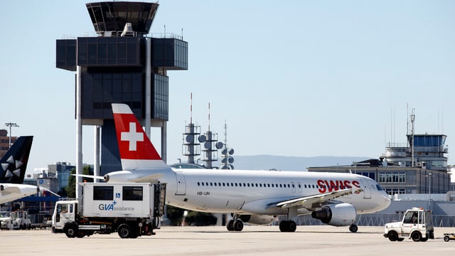 Ein Flugzeug der Swiss auf dem Genfer Flughafen. Ein Flugzeug der Swiss auf dem Genfer Flughafen.
