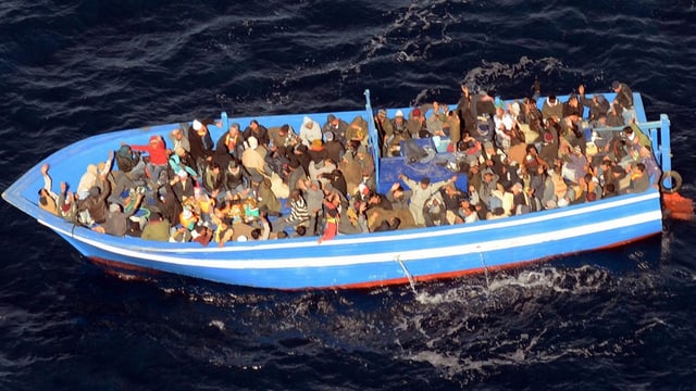Flüchtlingsschiff mit zahlreichen Personen.