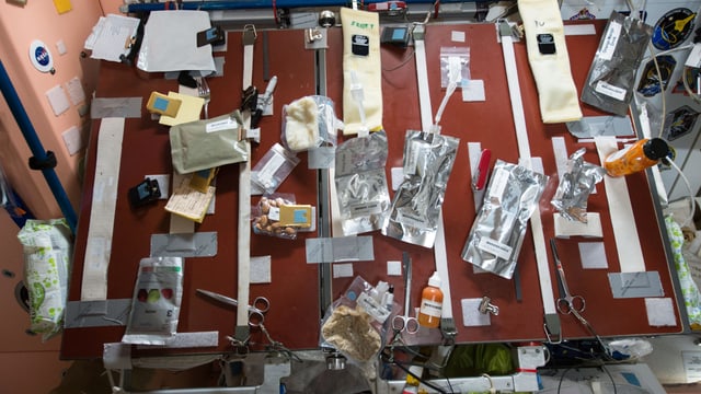 Tisch mit Beuteln. Darin befindet sich Astronautenfutter. Tisch mit Beuteln. Darin befindet sich Astronautenfutter.