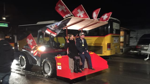 Feuz auf einer Traktorschaufel Feuz auf einer Traktorschaufel