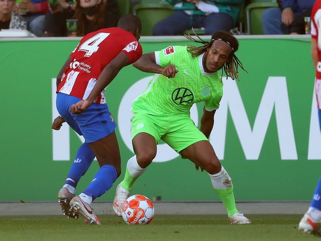 Kevin Mbabu beim Kampf um den Ball mit Gegenspieler