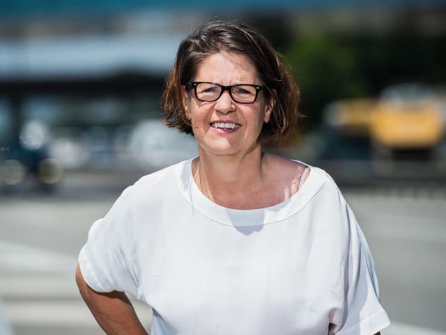 Eva steht vor der Raststätte in Würenlos Eva steht vor der Raststätte in Würenlos