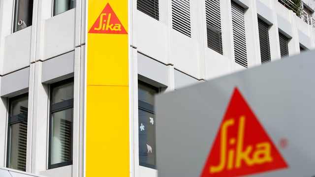 Zwei Firmenlogos des Baustoffherstellers Sika. Zwei Firmenlogos des Baustoffherstellers Sika.