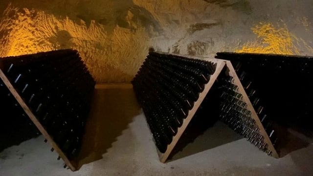 Champagnerflaschen werden in einem Kreidekeller gelagert. Champagnerflaschen werden in einem Kreidekeller gelagert.