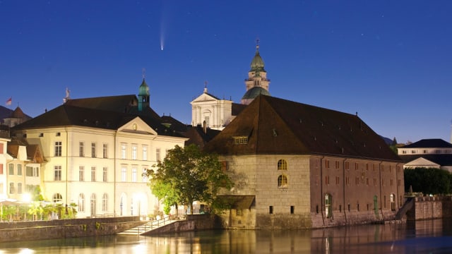 Nachtaufnahme von Neowise über der St. Urseren Kathedrale in Solothurn Nachtaufnahme von Neowise über der St. Urseren Kathedrale in Solothurn