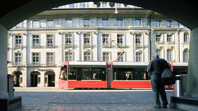 Ein Tram fährt durch die Altstadt von Bern. Ein Tram fährt durch die Altstadt von Bern.