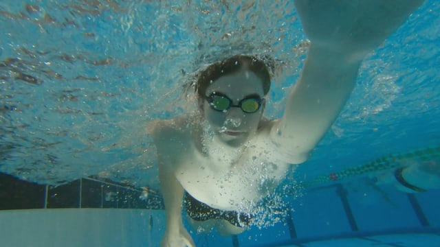 Mann schwimmt Mann schwimmt
