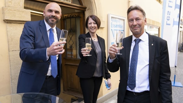 Die drei gewählen erheben ein Champager-Glas Die drei gewählen erheben ein Champager-Glas