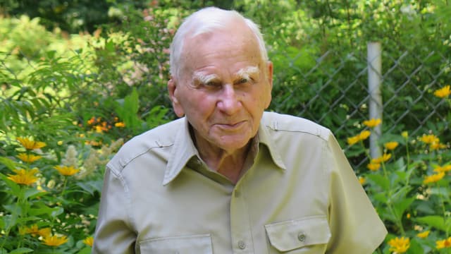 Włodzimierz Cieszkowski vor Blumen Włodzimierz Cieszkowski vor Blumen