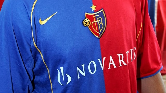 FCB-Tricot mit dem Novartis Schriftzug auf der Brust. FCB-Tricot mit dem Novartis Schriftzug auf der Brust.