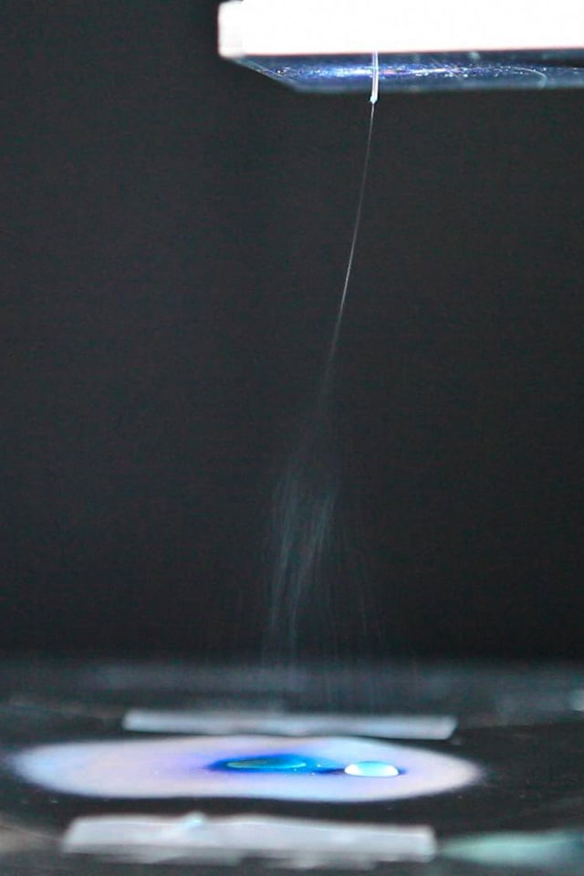 Aufnahme von einer Maschine, die elektrisch hochfeine Kunststofffäden herstellt. Aufnahme von einer Maschine, die elektrisch hochfeine Kunststofffäden herstellt.