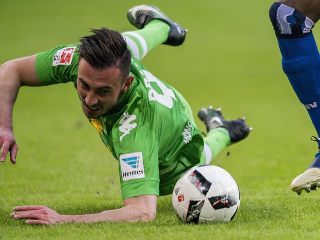 Josip Drmic fällt über den Ball
