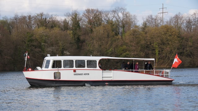 Mittelgrosse Fähre mit schweizer Fahnen Mittelgrosse Fähre mit schweizer Fahnen