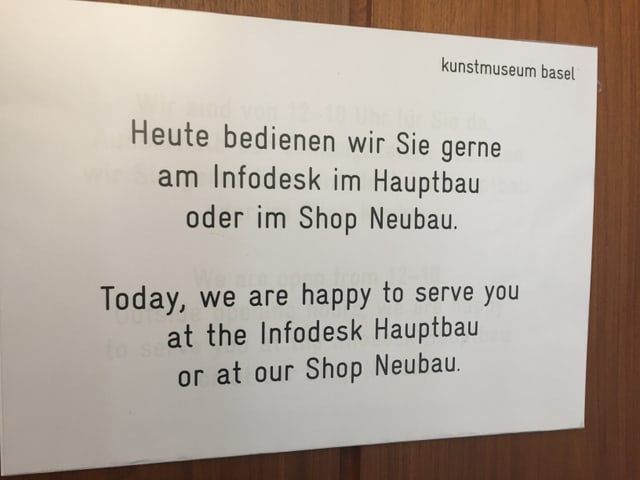 Ein Schild weist die Besucher auf den geschlossenen Museumsshop hin. Ein Schild weist die Besucher auf den geschlossenen Museumsshop hin.