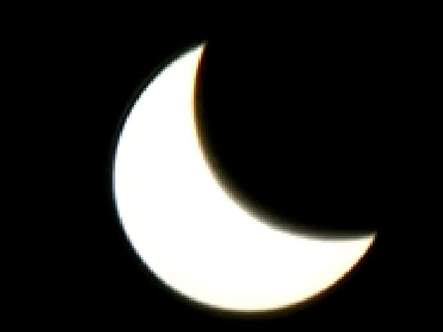 Mond schiebt sich vor die Sonne. Sonne nur noch als Sichel sichtbar.