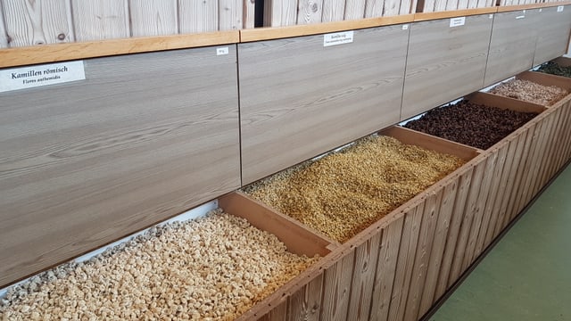 Holzkisten mit offenen Deckeln, verschiedene Kräuer darin Holzkisten mit offenen Deckeln, verschiedene Kräuer darin