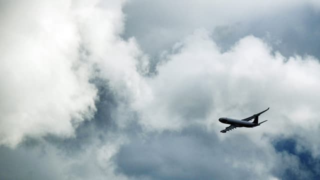 Ein Flugzeug startet vom Flughafen Kloten Ein Flugzeug startet vom Flughafen Kloten