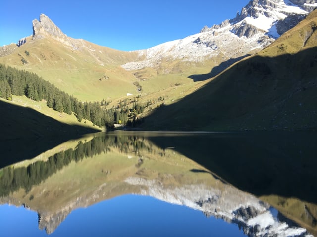Auch im blauen Bannalpsee spiegeln sich die Berge einmalig.
