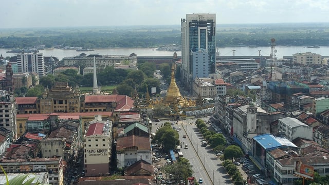 Skyline der burmesischen Stadt Yangon. Skyline der burmesischen Stadt Yangon.