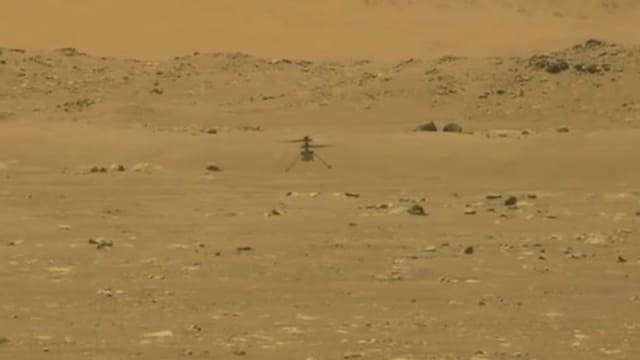 Ein Helikopter schwebt über der Marsoberfläche. Ein Helikopter schwebt über der Marsoberfläche.