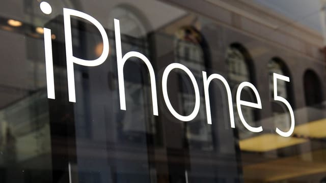 Schaufensterscheibe mit der Aufschrift iPhone 5 Schaufensterscheibe mit der Aufschrift iPhone 5
