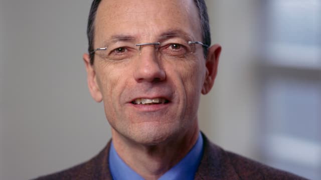 Ein Mann mit verschränkten Armen. Ein Mann mit verschränkten Armen.