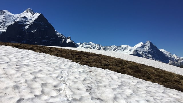 Bei einer Nullgradgrenze auf mehr als 4000 Metern begann der Schnee kräftig zu schmelzen. Bei einer Nullgradgrenze auf mehr als 4000 Metern begann der Schnee kräftig zu schmelzen.