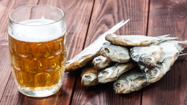 Dörrfisch mit Bier Dörrfisch mit Bier