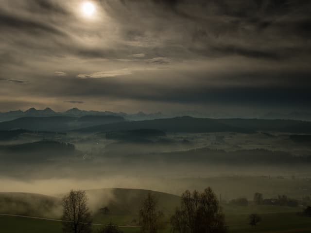 Ein Grau - Verlauf am Winterhimmel, das Sonnenlicht dringt nur noch schwach hindurch. Ein Grau - Verlauf am Winterhimmel, das Sonnenlicht dringt nur noch schwach hindurch.