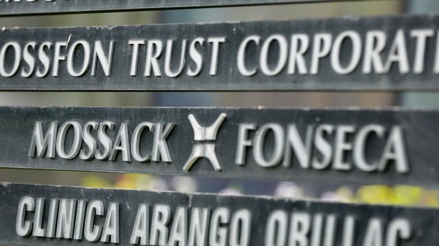 Schild mit Mossack Fonseca. Schild mit Mossack Fonseca.