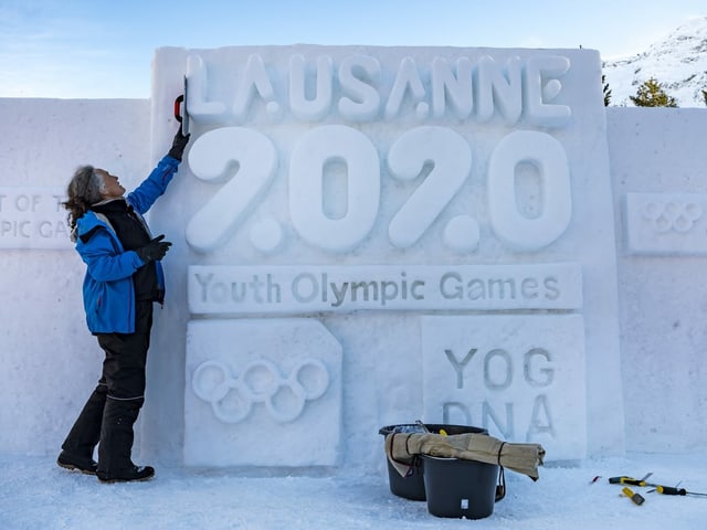 Eine Schneeskulptur mit der Aufschrift Lausanne 2020. Eine Schneeskulptur mit der Aufschrift Lausanne 2020.