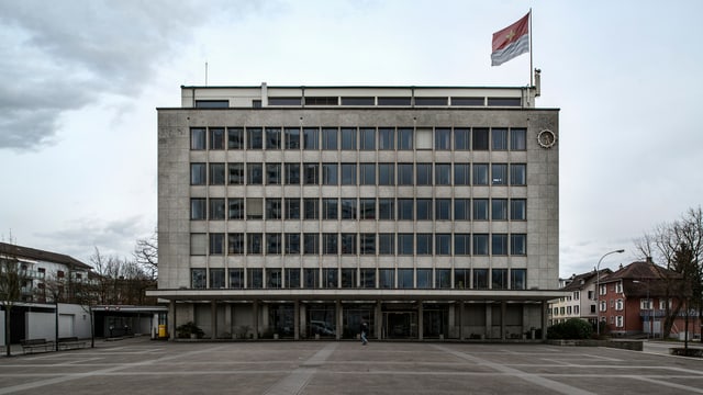 Grosses graues Gebäude. Grosses graues Gebäude.
