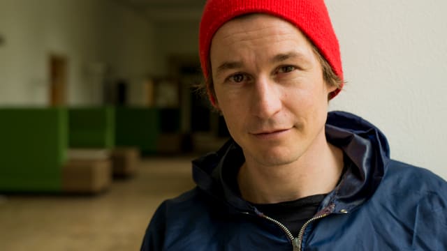Arno Camenisch, 1978 in Tavanasa im Kanton Graubünden geboren, schreibt auf Deutsch und Rätoromanisch. Arno Camenisch, 1978 in Tavanasa im Kanton Graubünden geboren, schreibt auf Deutsch und Rätoromanisch.