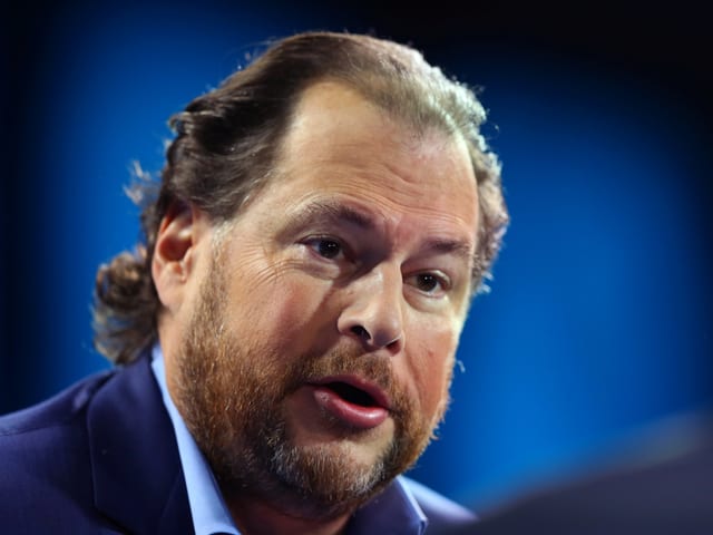 Ein Mann vor blauem Hintergrund Ein Mann vor blauem Hintergrund