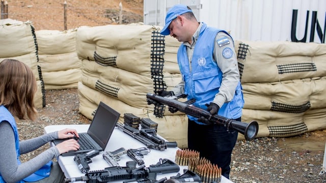 Mitarbieter der UNO inspizieren die Waffen der Farc-Rebellen Mitarbieter der UNO inspizieren die Waffen der Farc-Rebellen