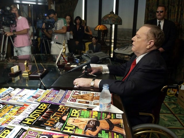 Larry Flynt an einer Pressekonferenz Larry Flynt an einer Pressekonferenz